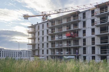 Poznan, Polonya - 13 Temmuz 2025: Modern kentsel gelişim ve büyüme potansiyelini gösteren büyük bir POTAIN kulesi yeni Hampton yerleşim alanında faaliyet gösteriyor