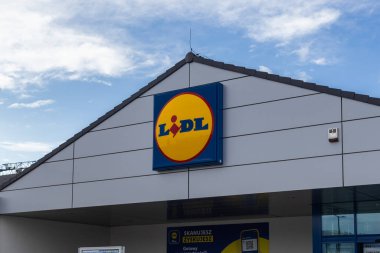 Swarzedz, Polonya - 13 Temmuz 2025: Modern Lidl süpermarket binası, parlak mavi gökyüzünün altında, parlak mavi ve sarı logosunu gösteriyor, erişilebilir küresel perakendeciliği sembolize ediyor.