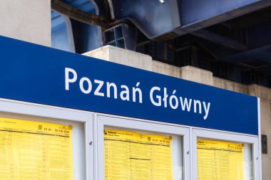 Poznan, Polonya - 13 Temmuz 2025: Poznan Glowny resmi tabelası 2025 Ağustos 'una kadar demiryolu yolcularına rehberlik eden çıkış tarihlerini gösteren panoların üzerinde duruyor.