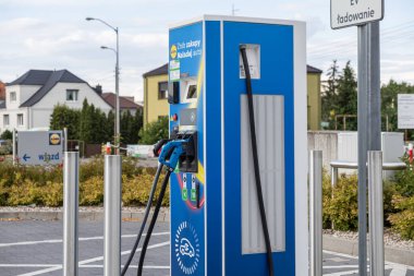 Swarzedz, Polonya - 13 Temmuz 2025: ABB teknolojisiyle çalışan Lidl elektrikli araç şarj istasyonu süpermarket müşterilerine ulaşılabilir kentsel hareketlilik sunuyor
