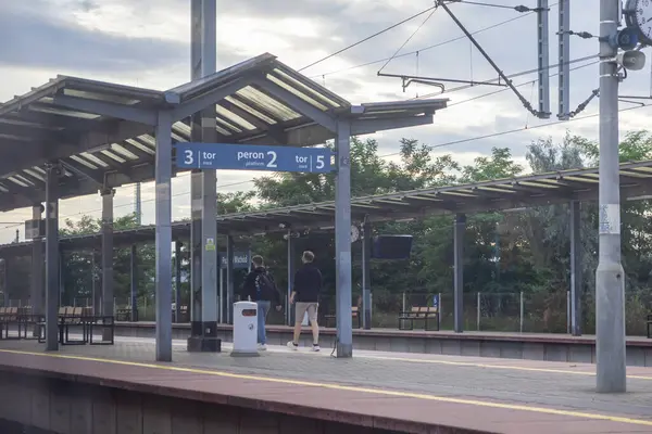 Poznan, Polonya - 13 Temmuz 2025: Poznan Wschod tren istasyonu peronunun görüntüsü, banklar, banklar, banklar gösteriliyor, tipik şehir toplu taşımacılığı tasvir ediliyor