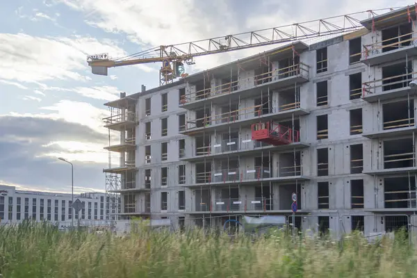 Poznan, Polonya - 13 Temmuz 2025: Modern kentsel gelişim ve büyüme potansiyelini gösteren büyük bir POTAIN kulesi yeni Hampton yerleşim alanında faaliyet gösteriyor