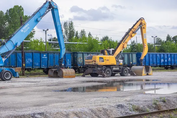 Poznan, Polonya - 13 Temmuz 2025: Ağır Terex Fuchs ve Liebherr makineleri küresel lojistik ve taşımacılığı ön plana çıkaran sanayi nakliye sahasında sergilendi