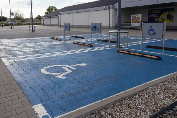Swarzedz, Polonya - 13 Temmuz 2025: Beyaz erişilebilirlik ve ziyaretçi kolaylığı için aile sembollerinin yer aldığı açık mavi bölgeleri olan boş açık hava otoparkı