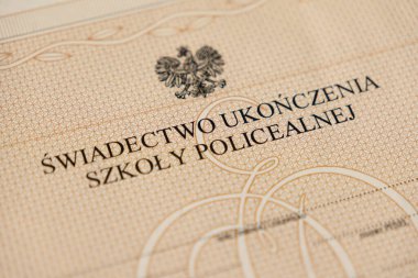 Poznan, Polonya - 20 Temmuz 2025: Polonya 'nın resmi eğitim belgesi Swiadec2 Ukonczenia Szkoly Policealnej' in ayrıntılı görüşü, ulusal kartal sembolünü vurguluyor