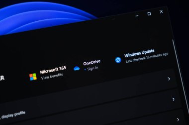 Poznan, Polonya - 20 Temmuz 2025: Karanlık mod masaüstü arayüzünde Windows Güncelleme, son kontrol durumunu ve Microsoft 365 ve OneDrive bağlantılarını gösterir