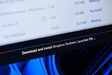 Poznan, Polonya - 20 Temmuz 2025: Mevcut dijital teknoloji ve verimliliği vurgulayarak bilgisayar ekranında bir yazılım indirme ve kurma süreci gösteren Dropbox uygulaması