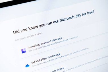 Poznan, Polonya - 20 Temmuz 2025: Microsoft 365 uygulaması dijital ekranda sergilendi, bulut hizmetleri, çekirdek özellikleri ve masaüstü yazılım entegrasyonu vurgulandı