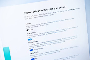 Poznan, Polonya - 20 Temmuz 2025: Gizlilik konfigürasyonu için bir Microsoft Windows ekranının kapatılması, kişisel veriler ve dijital güvenlik yönetimi üzerinde kullanıcı kontrolünün sağlanması