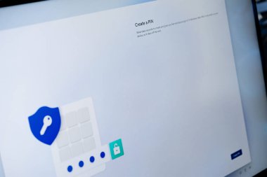 Poznan, Polonya - 20 Temmuz 2025: Güvenli cihaz erişimi ve veri gizliliği için modern güvenlikte önemli bir adım olan 'PIN Oluştur' seçeneğini içeren dijital ekrana yakın çekim
