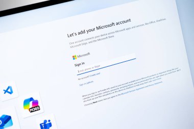 Poznan, Polonya - 20 Temmuz 2025: Microsoft hesap giriş arayüzünü gösteren dijital ekrana yakından bakmak, çevrimiçi güvenlik ve bulut entegrasyonu için modern teknolojiyi vurgulamak