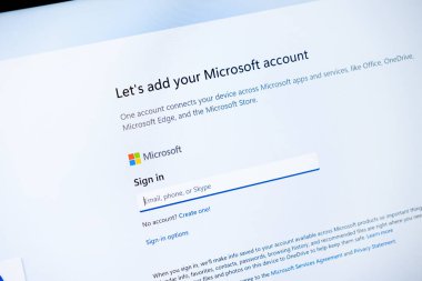 Poznan, Polonya - 20 Temmuz 2025: Microsoft hesap giriş arayüzü, kullanıcı kimlik doğrulaması ve çeşitli entegre Microsoft uygulamaları ve bulut hizmetlerine erişim için gerekli