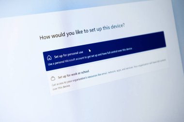 Poznan, Polonya - 20 Temmuz 2025: Fare imleci ile bir bilgisayar ekranının kapatılması, kişisel veya profesyonel aygıt yapılandırması için net seçenekler sunulması, seçimin vurgulanması