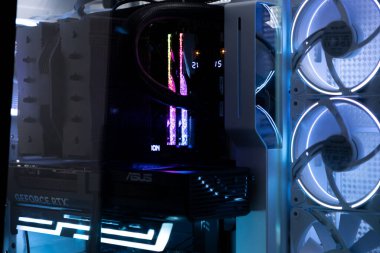 Poznan, Polonya - 20 Temmuz 2025: ASUS GEforce RTX grafik kartı ve soğutma fanları ile yüksek performanslı bir masaüstü bilgisayarının iç bileşenleri