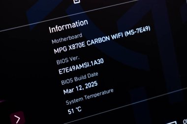 Poznan, Polonya - 20 Temmuz 2025: MSI MPG X870E CARBON WIFI ana kart bilgi ekranı, gelişmiş bilgisayar tanıları için kritik teknik veriler sunmaktadır