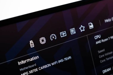 Poznan, Polonya - 20 Temmuz 2025: MPG X870E CARBON WIFI ve AMD Ryzen 79800X3D CPU 'nun da dahil olduğu bir bilgisayar ekranı donanım verisinin kapatılması