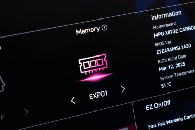 Poznan, Polonya - 20 Temmuz 2025: MPG X870E CARBON ayrıntılarını, bellek durumunu ve sistem sıcaklığını gösteren BIOS kurulumunun yakın çekimi