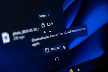 Poznan, Polonya - 20 Temmuz 2025: Dijital arayüzü gösteren bir bilgisayar ekranının kapatılması, sistem yeniden başlatma ve güncelleme için Yeniden Başlat düğmesinin vurgulanması