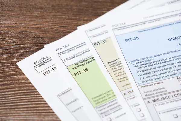 Poznan, Polonya - 20 Temmuz 2025: Temel Polonya vergi formları, PIT-11, PIT-36, PIT-37, PIT-38, gelir beyan süreçlerini ve mali sorumlulukları temsil eden