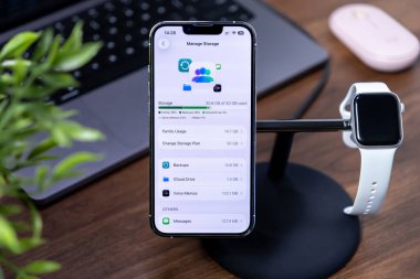 Poznan, Polonya - 29 Temmuz 2025: Apple iPhone iCloud depolama ios 26 ve Sıvı Cam ile verimli dijital organizasyon için bulut veri yönetimini gösteriyor