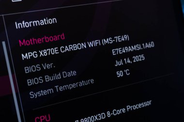 Poznan, Polonya - 29 Temmuz 2025: MPG X870E CARBON WIFI ana kart özellikleri ekranının yakın görüntüsü, PC binası, onarımı ve gelişmiş teknoloji meraklıları için gerekli verileri sağlamaktadır