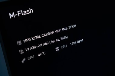 Poznan, Polonya - 29 Temmuz 2025: M-Flash hizmet arayüzü kritik MPG X870E CARBON WIFI ana kart verileri, BIOS sürümü, CPU sıcaklığı ve fan hızı gösteren