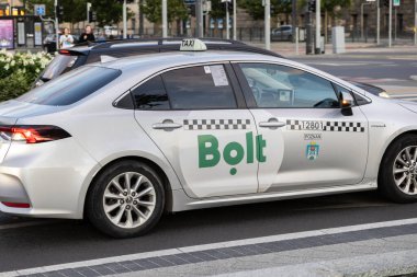 Poznan, Polonya - 10 Ağustos 2025: Önde gelen modern bir araç paylaşım servisi olan Bolt taksi durağı, Poznan şehrindeki bir sokakta marka logosunu belirgin bir şekilde sergiliyor
