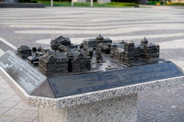 Poznan, Polonya - 10 Ağustos 2025: Makieta Dzielnicy Zamkowej, karmaşık bir bronz şehir modeli, ziyaretçiler için tarihi bir genel bakış sunuyor, kentsel keşif ve kültür eğitimi için ideal