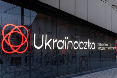 Poznan, Polonya - 10 Ağustos 2025: Ukrayna 'nın adı ve parlayan kırmızı logosu, çeşitli Doğu Avrupa mallarının sembolü.