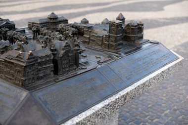 Poznan, Polonya - 10 Ağustos 2025: Makieta Dzielnicy Zamkowej, bronz bir mimari model, körler alfabesiyle tarihi bir bölgeye erişilebilir bir bakış sağlıyor