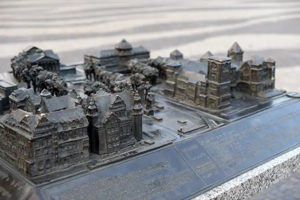 Poznan, Polonya - 10 Ağustos 2025: Makieta Dzielnicy Zamkowej, tarihi binaların yer aldığı bronz bir mimari model, kentsel keşifler için dokunsal bir harita görevi görüyor