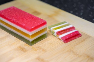 Enfes bir geleneksel Asya tatlı aperatifi canlı çizgili katmanlar taze kesilmiş jöle şekerlemeler, mükemmel bir şekerleme için şekerli dokusunu sergiliyor