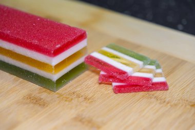 Canlı kırmızı, beyaz, sarı ve yeşil tatlı şekerlemesi şeker kaplı, hoşgörülü bir ikram ya da şenlikli bir kutlama yemeği için mükemmel.