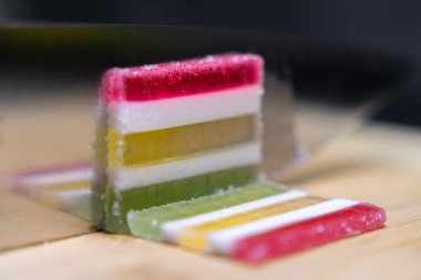 Kırmızı, beyaz, sarı ve yeşil katmanlar üzerinde parıldayan şeker kristalleri ile canlı katmanlı meyveli jöle şekerler yakın çekim, enfes bir gurme tatlı olarak mükemmel