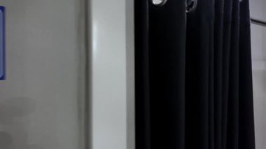 Erişilebilirlik için tasarlanmış boş soyunma odası tüm müşteriler için kapsayıcı bir alışveriş deneyimi sağlayan güvenli bir kap-bar, özel bir koltuk ve kancalar içeriyor.