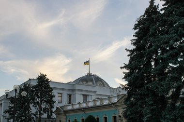 Ukrayna 'nın ulusal bayrağı büyük bir parlamento binasının özel cam kubbesinin üzerinde ulusal dayanıklılığı ve hükümet otoritesini sembolize ederek görkemli bir şekilde dalgalanıyor.