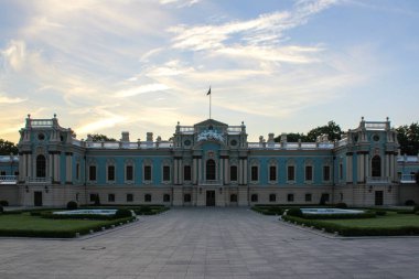 Kyiv, Ukrayna - 5 Haziran 2018: Mariinsky Sarayı, görkemli bir başkanlık konutu, özenle hazırlanmış barok mimari ayrıntılar, çarpıcı bir turkuaz cephesi ve zarif resmi bahçeler içerir.