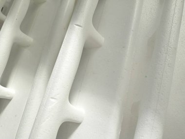 Siyah arka planda beyaz plastik şişeler