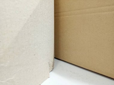 Beyaz arkaplanda karton kutu