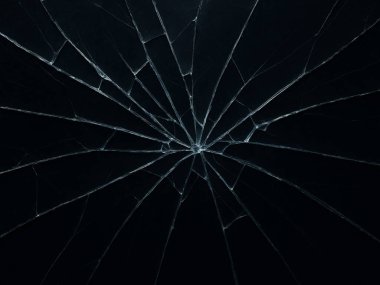 Siyah arkaplanı olan kırık bir cam pencere.