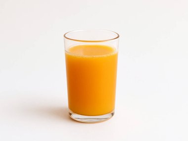 Beyaz arka planda bir bardak taze portakal suyu.