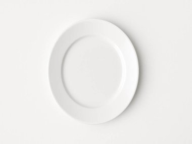 Açık beyaz mermer zemin üzerinde boş beyaz tabak, üst görünüm