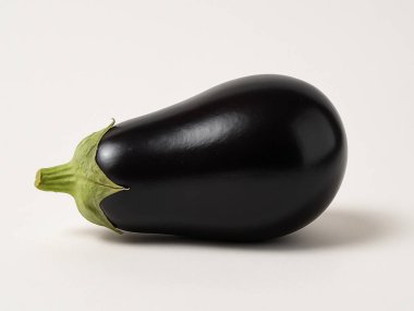 patlıcan beyaz arkaplanda izole edildi