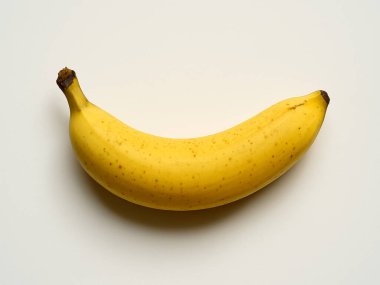 Beyaz arkaplanda izole edilmiş muz