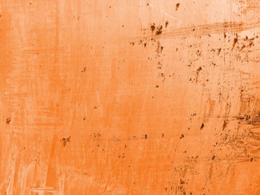 Üzerinde çizikler olan paslı metal bir yüzey..