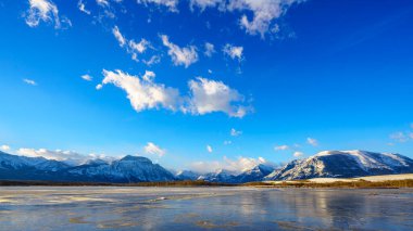 Maskinonge Gölü 'nün donmuş yüzeyi Waterton Ulusal Parkı, Alberta