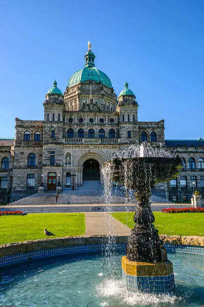 stock image The fountain and pool in front of the British Columbia Parliament Building in Victora, BC