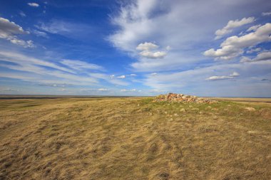 Güney Alberta, Kanada 'daki 5000 yıllık Majorville Medicine Wheel yapısının merkezi taş cairn' i.