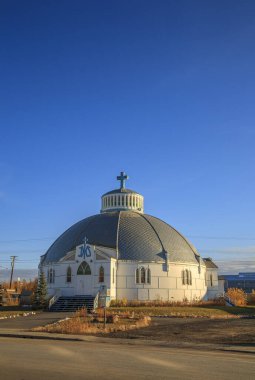 Inuvik 'teki Zafer Anıtı Katolik Kilisesi. Inuvik, Kuzeybatı Bölgesi' ndeki eşsiz igloo şekilli mimarisi.