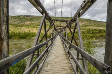 Norman Wells 'ten Whitehorse' a tarihi Canol Boru Hattı 'nı taşıyan Pelly Nehri üzerindeki ahşap köprü.